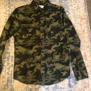 Green camo patterned men’s Small button up long sleeve.